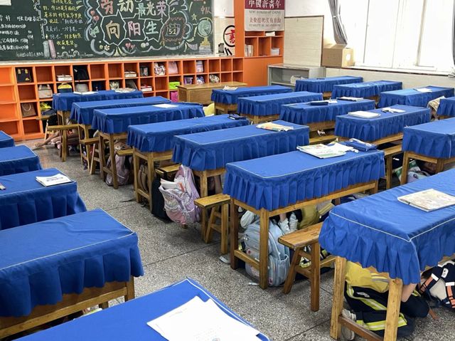 防震演练护成必赢中国长 安全防线要筑牢 ——西安经开十三小开展防震演练活动(图2)