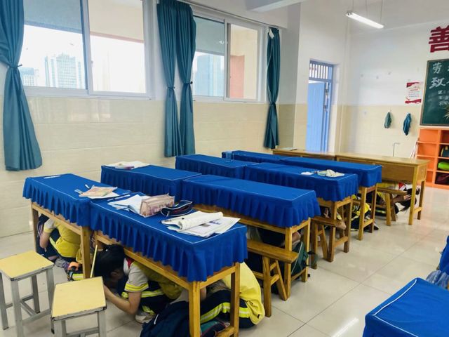 防震演练护成必赢中国长 安全防线要筑牢 ——西安经开十三小开展防震演练活动(图3)