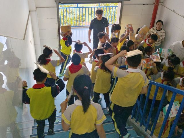 防震演练护成必赢中国长 安全防线要筑牢 ——西安经开十三小开展防震演练活动(图4)