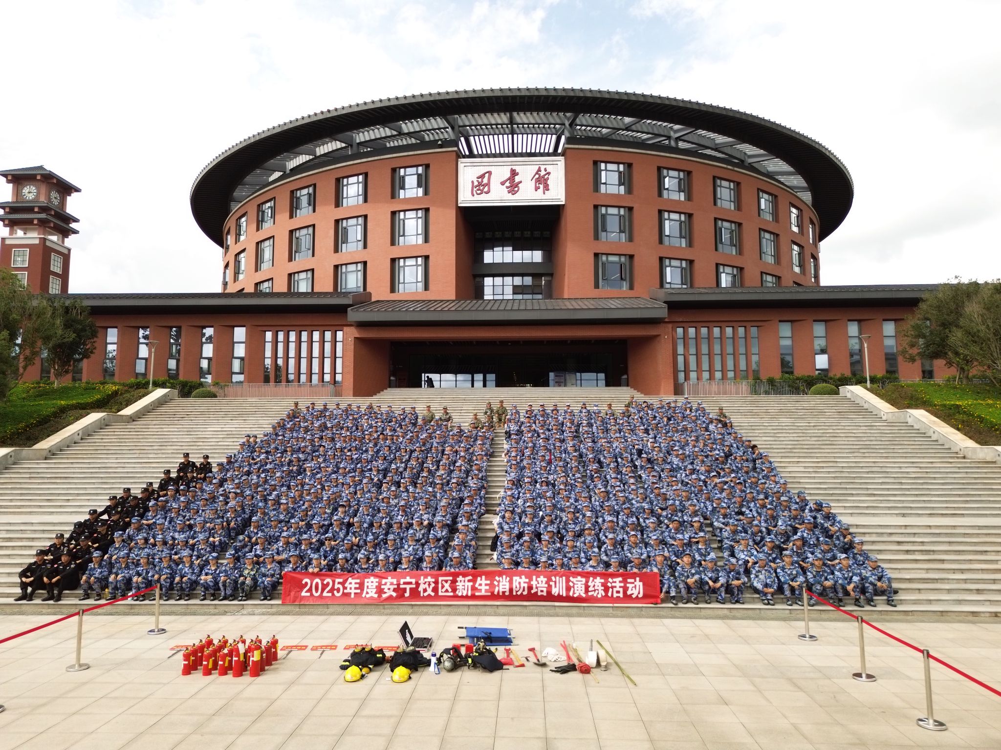 学校组织开展消防及地震应急疏散演练(图1)