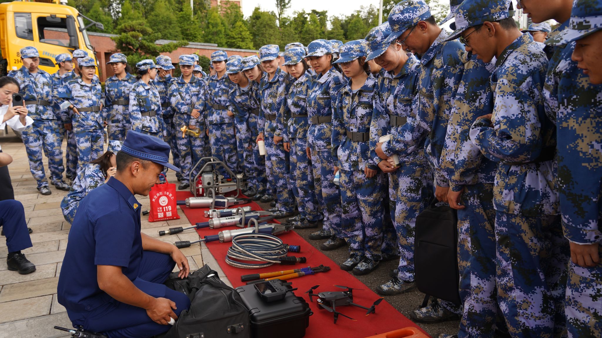学校组织开展消防及地震应急疏散演练(图2)