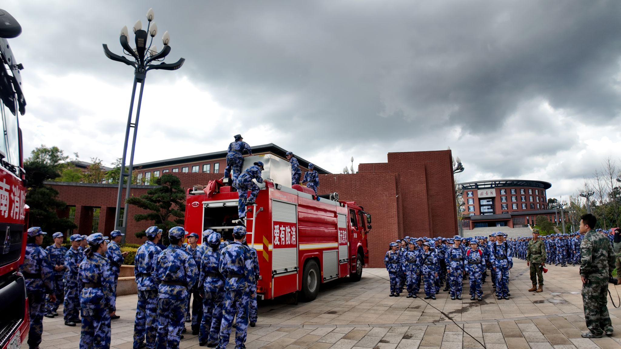 学校组织开展消防及地震应急疏散演练(图3)