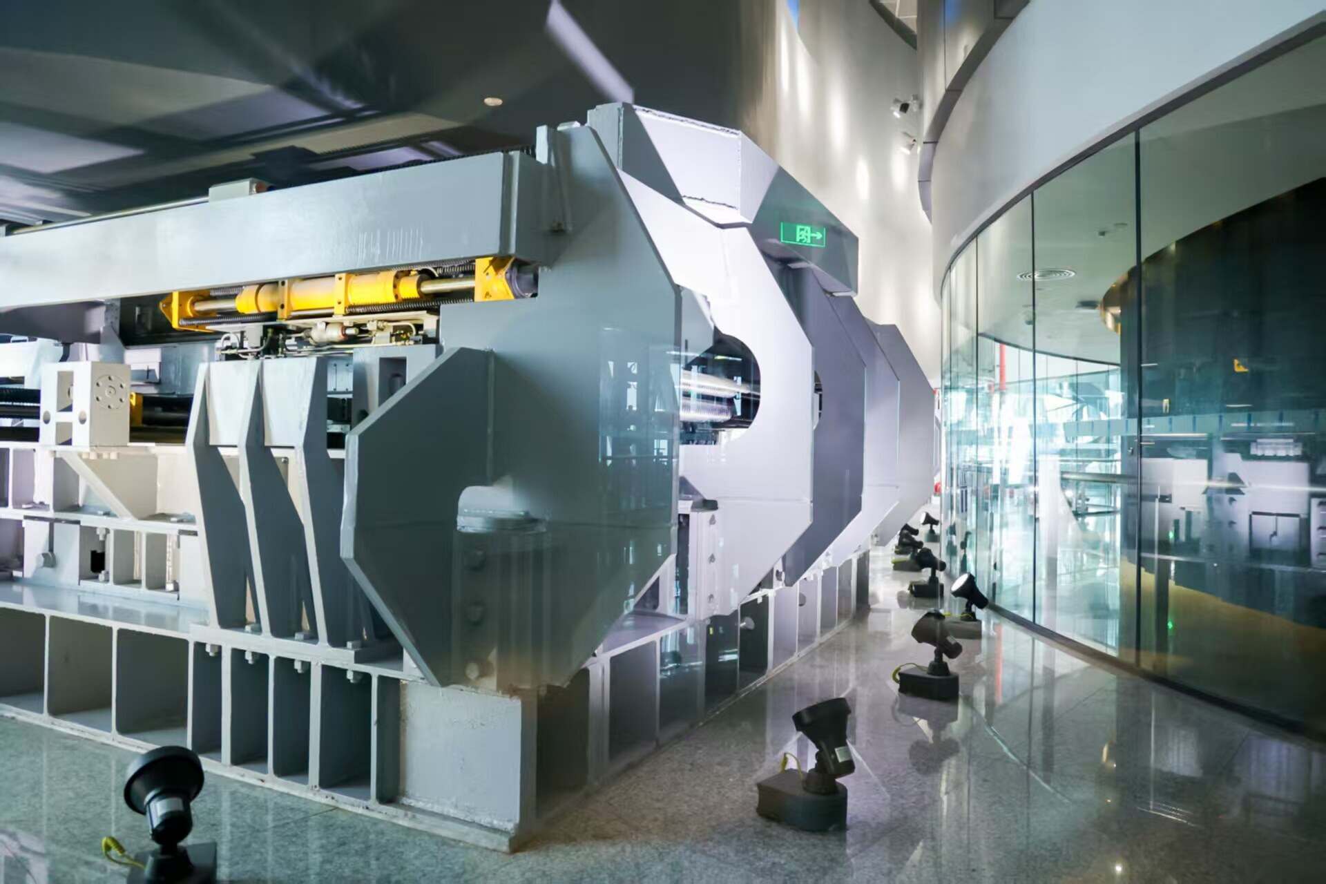 超强台风来袭广州塔“定塔神器”出现明显摆动(图1)