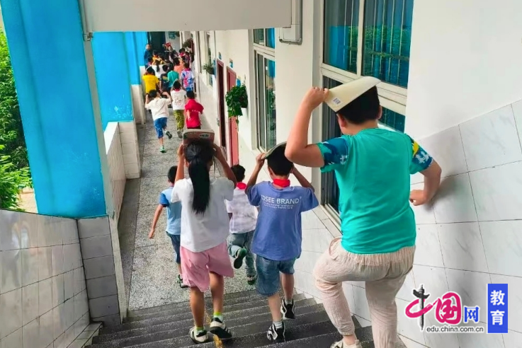 筑牢安全防线守护校园平安 宜宾航天小学开展9月防震应急疏散演练(图1)