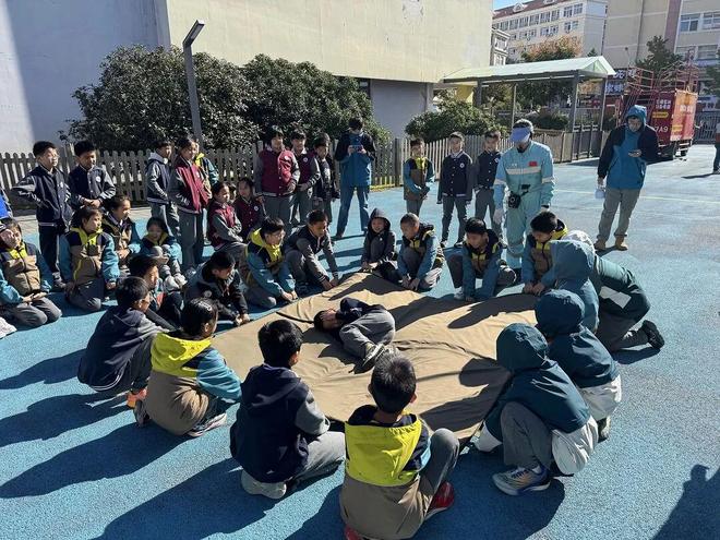 【成长旅程】安全护航 成长无忧——青岛必赢网址崂山新世纪学校安全应急体验活动(图2)