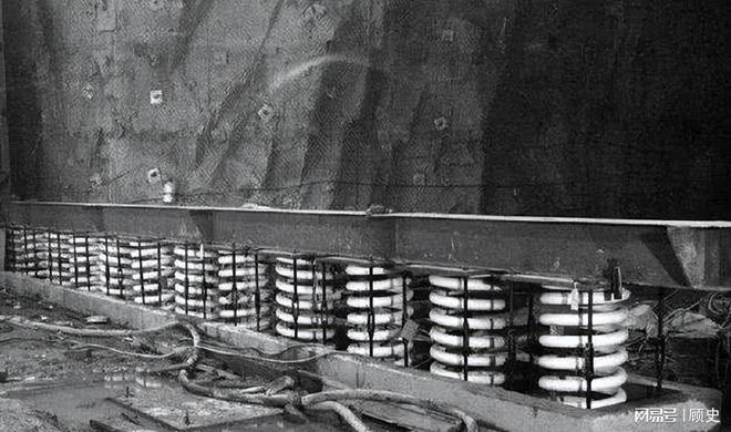 美国总统最后的掩体：藏半山腰1319根弹簧撑起可挡1000万吨核弹(图2)