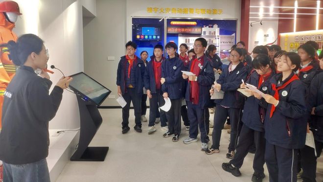 火场逃生、地震避险……这场安全课让应急知识“活”了起来(图1)