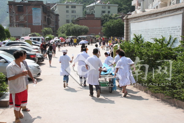 彝良发生57级地震 街上挤满避难群众（组图）(图3)