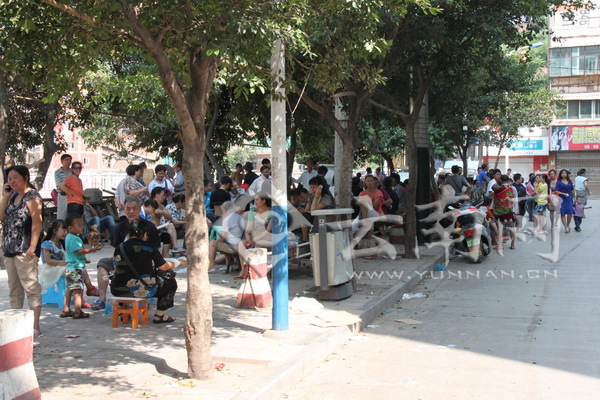 彝良发生57级地震 街上挤满避难群众（组图）(图4)