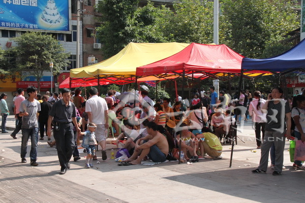 彝良发生57级地震 街上挤满避难群众（组图）(图6)