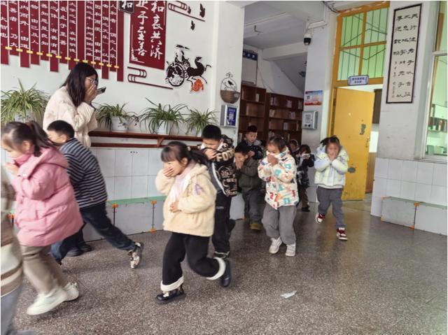 高县逸夫小学校开展应急疏散演练 筑牢校园安全防线(图4)