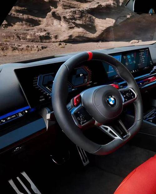 奥迪 RS3：性能小钢炮的天花板25T 五缸发动机声浪炸裂(图1)