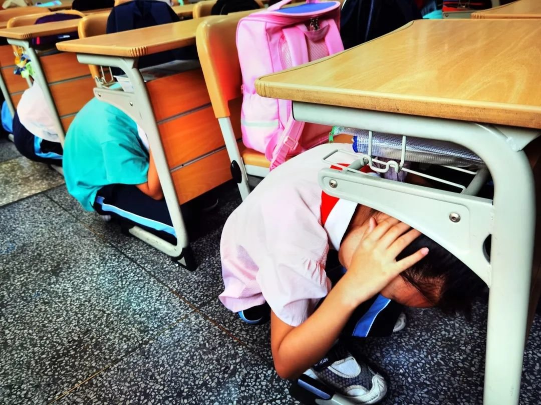 中国2架运-20直飞阿富汗压满红色干扰弹为何不用三色干扰弹？(图1)