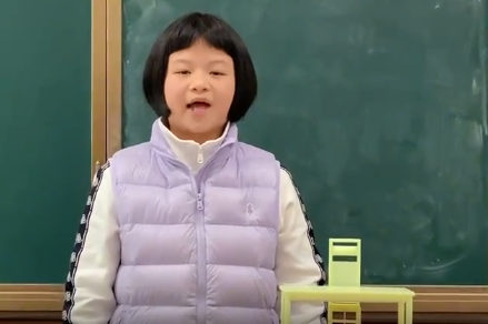 厉害了！9岁女孩发明防地震桌椅获国家专利外观和普通桌椅没什么区别但椅子下方却暗藏玄机(2)(图1)