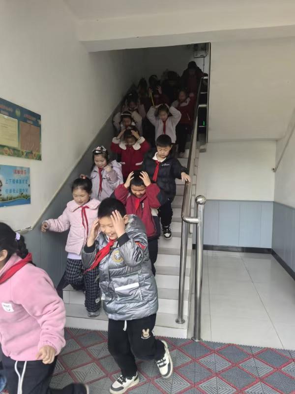 以练筑防 安全“童”行——商南县富水镇中心小学开展防震紧急疏散演练(图2)