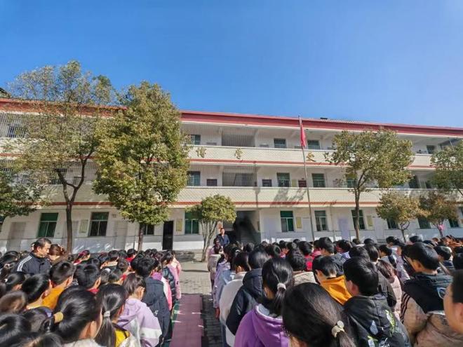 以练筑防 安全“童”行——商南县富水镇中心小学开展防震紧急疏散演练(图1)