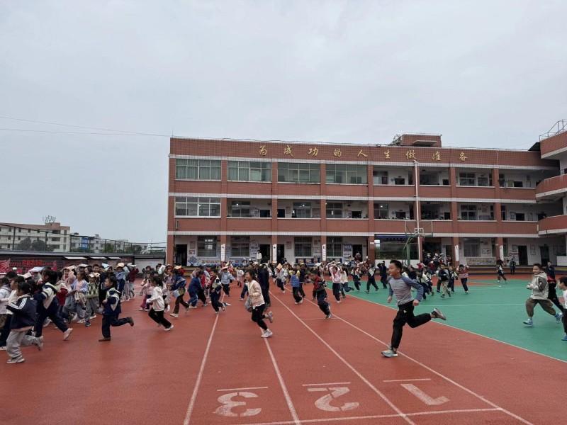 宜宾市叙州区蕨溪小学校区开展地震逃生演练(图2)