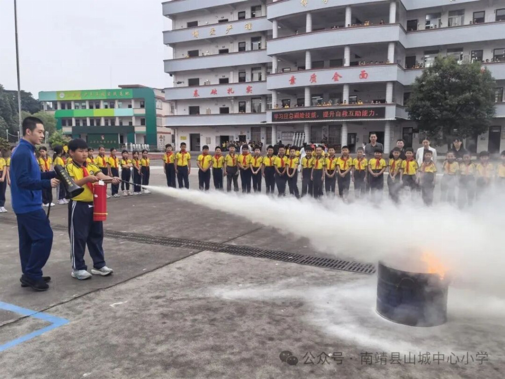 南靖县中小学、幼儿园地震演练示范观摩暨消防、气象安全知识宣讲活动顺利举行(图5)