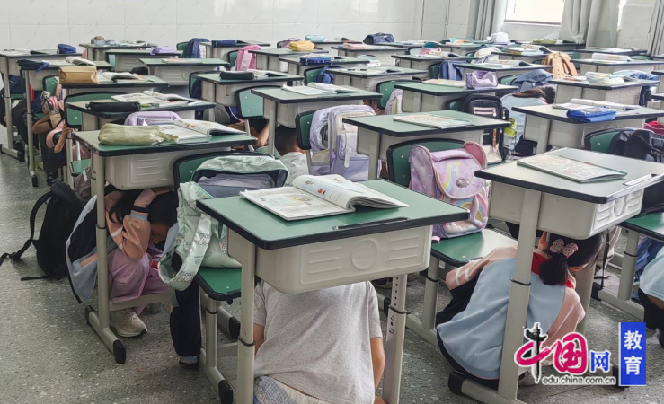 人人讲安全个个会应急宜宾江安各校扎实开展地震避险疏散实战演练(图3)