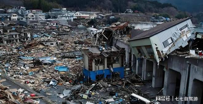 福岛核电站遭遇91级地震引发海啸导致核反应堆受损(图4)