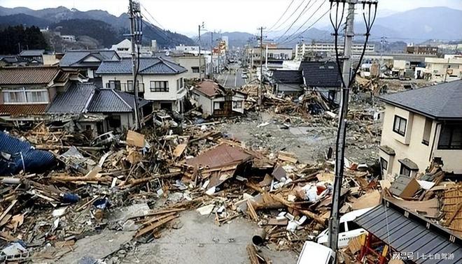 福岛核电站遭遇91级地震引发海啸导致核反应堆受损(图10)