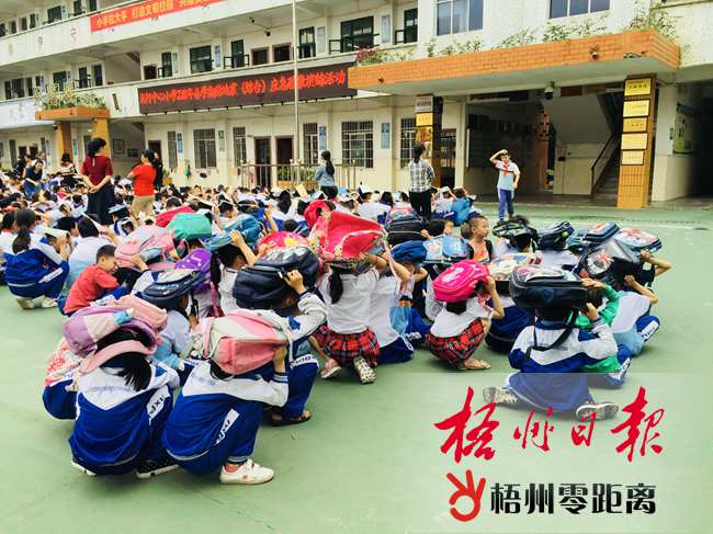 安全疏散应急逃生演练Wo必赢网址rd模板下载(图1)